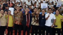 Menteri UMKM RI Maman Abdurahman (tengah) didampingi Gubernur Sumut Bobby Nasution (keempat kanan) usai membuka Festival Kemudahan dan Perlindungan Usaha Mikro di Perkampungan Pemuda HKBP Jetun Silangit, Desa Pohan Tonga, Tapanuli Utara,