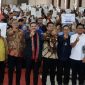 Menteri UMKM RI Maman Abdurahman (tengah) didampingi Gubernur Sumut Bobby Nasution (keempat kanan) usai membuka Festival Kemudahan dan Perlindungan Usaha Mikro di Perkampungan Pemuda HKBP Jetun Silangit, Desa Pohan Tonga, Tapanuli Utara,