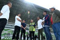 Gubernur Sumatera Utara Bobby Nasution (kedua kiri) usai meninjau fasilitas Stadion Utama Sumut di Sport Centre Sumut, Ahad (27/7/2025). Peninjauan ini memastikan Stadion Utama Sumut siap digunakan ajang U-17 Timnas dan menjadi kandang PSMS Medan. 