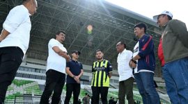 Gubernur Sumatera Utara Bobby Nasution (kedua kiri) usai meninjau fasilitas Stadion Utama Sumut di Sport Centre Sumut, Ahad (27/7/2025). Peninjauan ini memastikan Stadion Utama Sumut siap digunakan ajang U-17 Timnas dan menjadi kandang PSMS Medan. 