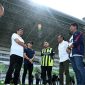 Gubernur Sumatera Utara Bobby Nasution (kedua kiri) usai meninjau fasilitas Stadion Utama Sumut di Sport Centre Sumut, Ahad (27/7/2025). Peninjauan ini memastikan Stadion Utama Sumut siap digunakan ajang U-17 Timnas dan menjadi kandang PSMS Medan. 