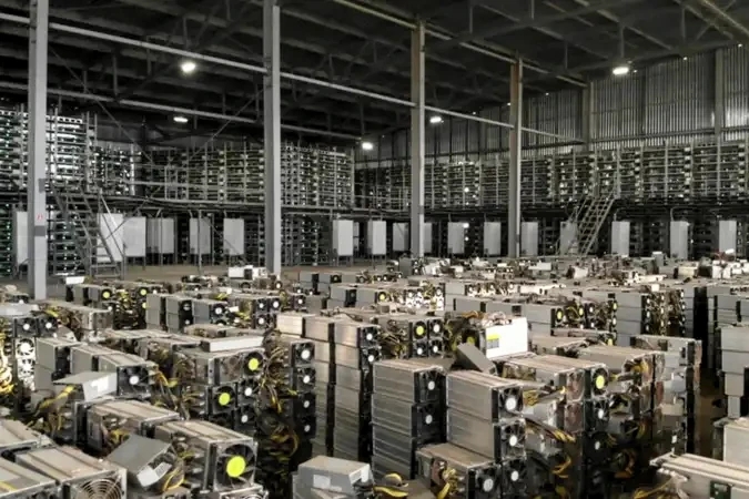 Penampakan 50 ribu mesin tambang bitcoin di lokasi penambangan Bitcoin terbesar di Kazakhstan. Foto: BBC