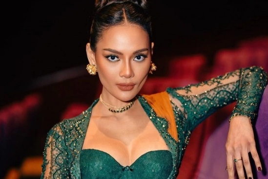 Artis dan model Erika Carlina mengaku hamil 9 bulan.