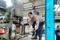 Waka Polrestabes Medan, AKBP Rudi Silaen memusnahkan barang bukti narkotika jaringan internasional, Jumat (4/7).