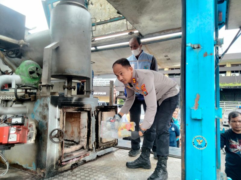 Waka Polrestabes Medan, AKBP Rudi Silaen memusnahkan barang bukti narkotika jaringan internasional, Jumat (4/7).
