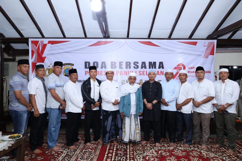 Suasana haru di rumah dinas Kapolres Tapsel mengiringi langkah AKBP Yasir Ahmadi ke tempat tugas yan baru. Foto:Dok.Pribadi