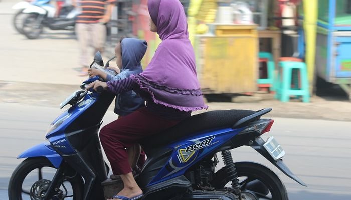 Banyak Orang Tua Lalai, Jangan Biarkan Anak Duduk di Depan saat Naik Motor, Bisa Fatal!