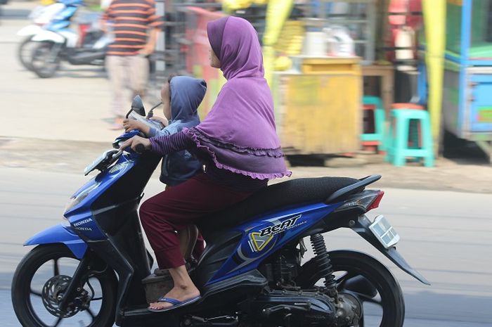 Kesalahan fatal membonceng anak naik motor