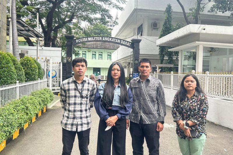 Eva, anak wartawan Rico Sempurna Pasaribu, bersama LBH Medan dan KKJ mendatangi POMAD. Foto: Dok.LBH Medan