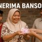 Warga menunjukkan KTP elektronik sebagai syarat utama pencairan Bansos NIK KTP dari pemerintah di tahun 2025. Pastikan data NIK Anda sudah terdaftar di DTKS untuk menerima bantuan sosial tepat sasaran