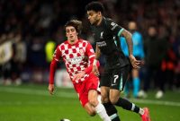 Pemain Liverpool Luis Diaz (kanan) berebut bola dengan pemain Girona FC Bryan Gil (kiri) pada laga Liga Champions UEFA antara Liverpool dan Girona FC di Girona, Spanyol,