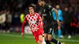 Pemain Liverpool Luis Diaz (kanan) berebut bola dengan pemain Girona FC Bryan Gil (kiri) pada laga Liga Champions UEFA antara Liverpool dan Girona FC di Girona, Spanyol,