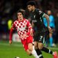Pemain Liverpool Luis Diaz (kanan) berebut bola dengan pemain Girona FC Bryan Gil (kiri) pada laga Liga Champions UEFA antara Liverpool dan Girona FC di Girona, Spanyol,