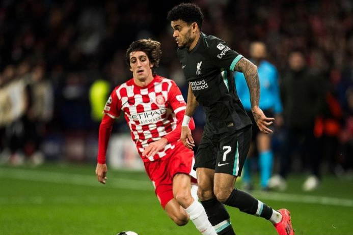 Pemain Liverpool Luis Diaz (kanan) berebut bola dengan pemain Girona FC Bryan Gil (kiri) pada laga Liga Champions UEFA antara Liverpool dan Girona FC di Girona, Spanyol,