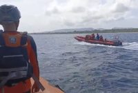 Basarnas Bali menggunakan RIB saat mencari korban KMP Tunu Pratama Jaya sambil menunggu alut KN SAR Arjuna tiba, Denpasar, Kamis (3/7/2025). 