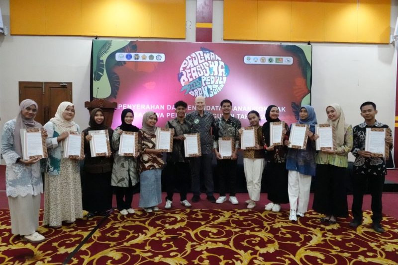Sebanyak 12 mahasiswa dari Sumut dan Aceh menjadi penerima Beasiswa Peduli Orangutan 2025. Foto: Dok.YOSL-OIC