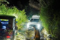 Gubernur Sumut Bobby Nasution saat ikut mengecek kondisi jalan yang termasuk dalam proyek kasus OTT KPK di terhadap Kadis PUPR Sumut, Topan Obaja Ginting. Foto: Instagram/@bobbynst