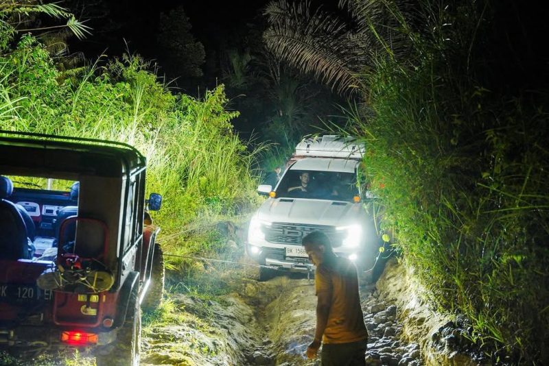 Gubernur Sumut Bobby Nasution saat ikut mengecek kondisi jalan yang termasuk dalam proyek kasus OTT KPK di terhadap Kadis PUPR Sumut, Topan Obaja Ginting. Foto: Instagram/@bobbynst