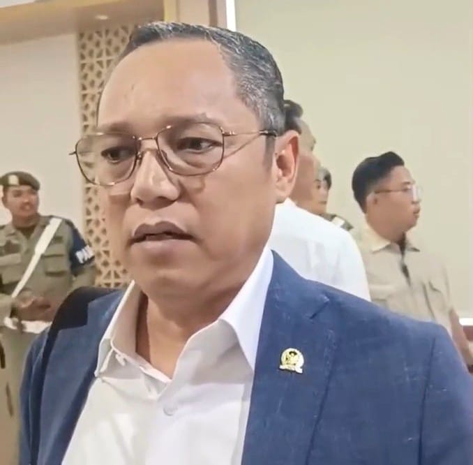 Anggota Komisi II DPR RI saat menjelaskan penyebab cekcok di dalam pertemuan. Foto: Tangkapan layar 
