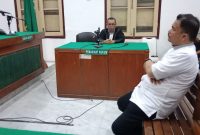 Mantan Kadisdik Langkat, Saiful Abdi terdakwa penerima suap PPPK menjalani sidang putusan di Pengadilan Tipikor Medan, Jumat (11/7/2025) malam.