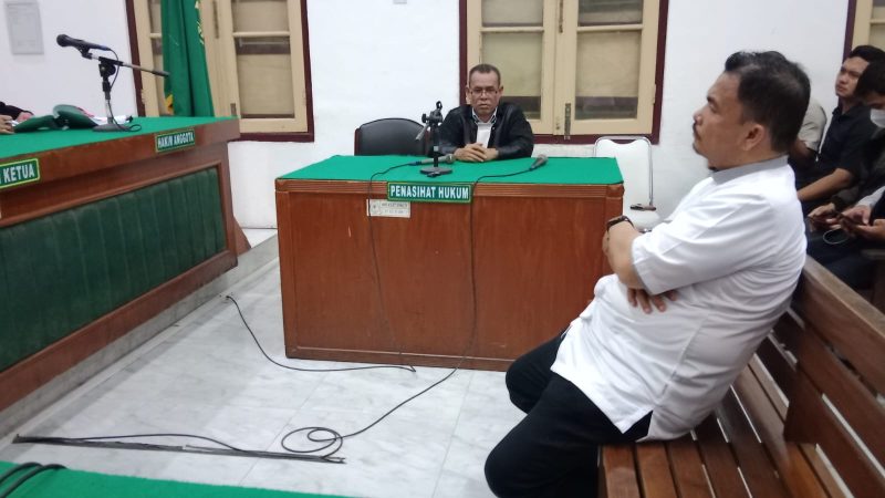 Mantan Kadisdik Langkat, Saiful Abdi terdakwa penerima suap PPPK menjalani sidang putusan di Pengadilan Tipikor Medan, Jumat (11/7/2025) malam.