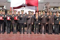 Kapolrestabes Medan, Kombes Pol Gidion Arif Setyawan memberikan penghargaan personel, Selasa (1/7).