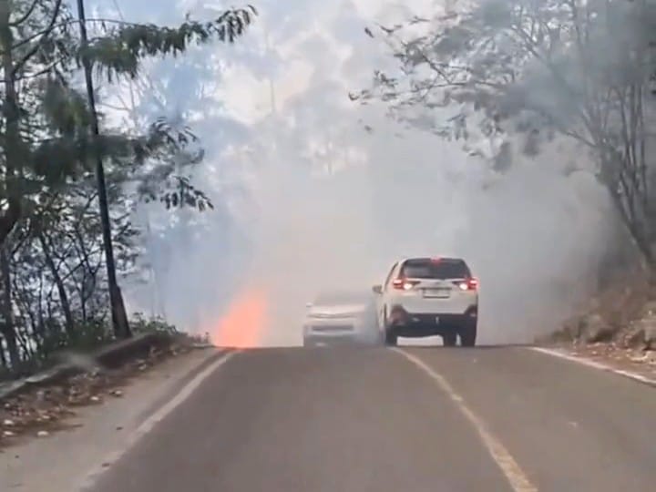 Penampakan kobaran api di hutan tele, Kabupaten Samosir, Sumut, pada Selasa (1/7). Foto: Tangkapan Layar Video