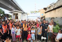 PT KAI Sumut menggelar edukasi dan sosialisasi tentang bahaya pelemparan KA kepada warga di lintasan kereta. Foto: Humas KAI Sumut