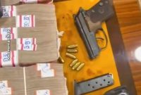 Penampakan sepucuk senjata api jenis Beretta di rumah Topan Ginting saat penggeledahan oleh KPK. Foto: Tangkapan layar video