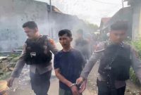 Petugas Satres Narkoba Polrestabes Medan, menggerebek sarang narkoba dan mengamankan terduga bandar sabu-sabu, Minggu (6/7).