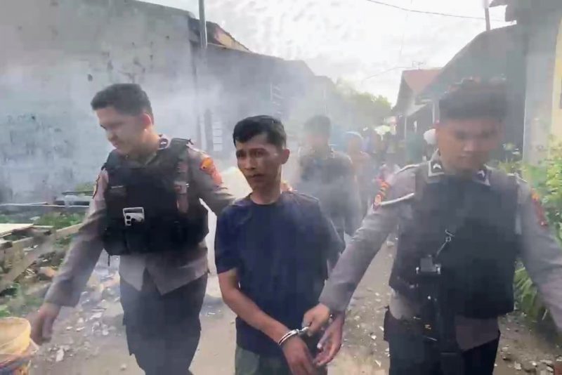 Petugas Satres Narkoba Polrestabes Medan, menggerebek sarang narkoba dan mengamankan terduga bandar sabu-sabu, Minggu (6/7).