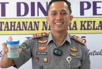 Kepala Rutan Kelas I Medan, Andi Surya turut mengikuti test urine, Senin (7/7).