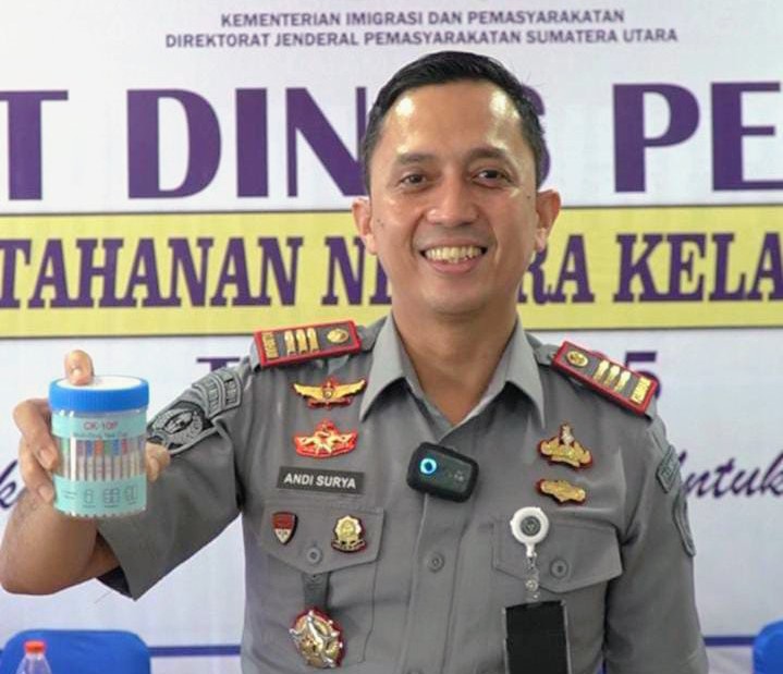 Kepala Rutan Kelas I Medan, Andi Surya turut mengikuti test urine, Senin (7/7).