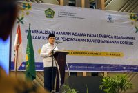 Wakil Menteri Agama Republik Indonesia, Romo Muhammad Syafi’I, memberikan sambutan di forum kerukunan, Senin (14/7/2025).
