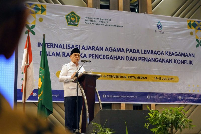 Wakil Menteri Agama Republik Indonesia, Romo Muhammad Syafi’I, memberikan sambutan di forum kerukunan, Senin (14/7/2025).