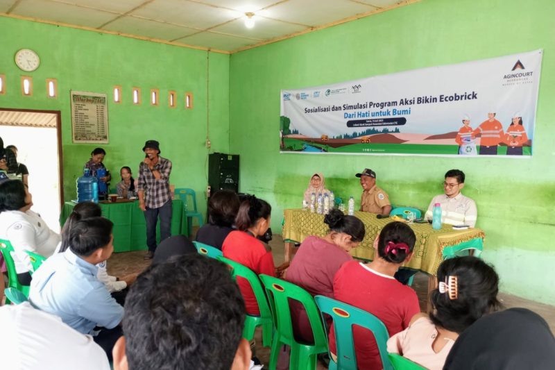 Bank Sampah Yamantab sosialiasi cara bikin ecobrick kepada masyarakat Pandan, Kabupaten Tapteng, Sumut. Foto: Dok.Bank Sampah Yamantab