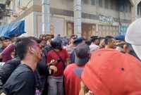 Seorang warga terluka saat eksekusi bangunan di Tanjung Mulia, Medan Deli, yang berlangsung ricuh, Kamis (17/7/2025).