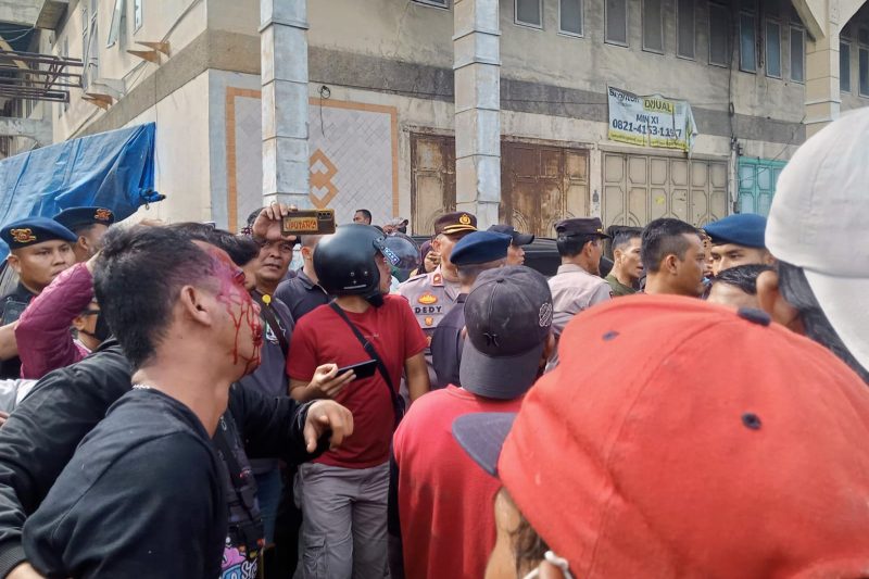 Seorang warga terluka saat eksekusi bangunan di Tanjung Mulia, Medan Deli, yang berlangsung ricuh, Kamis (17/7/2025).