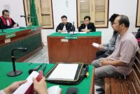 Kedua terdakwa kasus korupsi pemberian kredit macet di Bank Sumut Sei Rampah, menjalani sidang tuntutan di Pengadilan Tipikor Medan, Jumat (18/7).