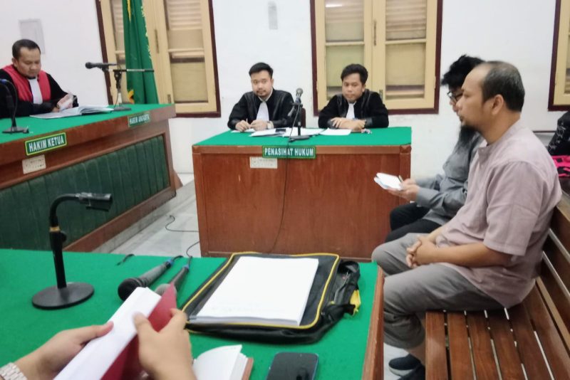 Kedua terdakwa kasus korupsi pemberian kredit macet di Bank Sumut Sei Rampah, menjalani sidang tuntutan di Pengadilan Tipikor Medan, Jumat (18/7).