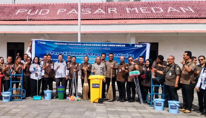 Gandeng PUD Pasar, PNM Medan Serahkan Bantuan Sarana Kebersihan 10 Pasar