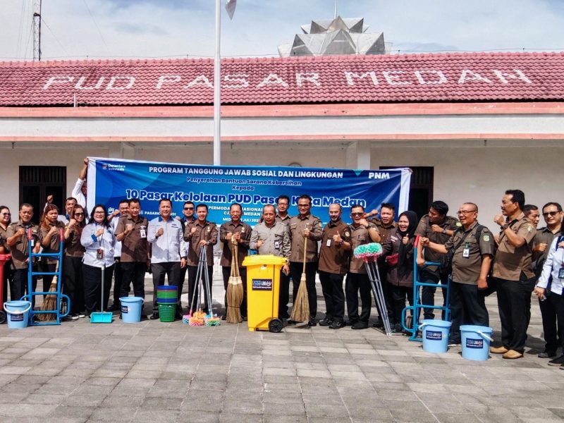 PNM Cabang Medan menyerahkan bantuan alat-alat kebersihan kepada PUD Pasar Kota Medan, di Petisah, Senin (21/7/2025).