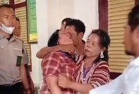 Romauli Br Naibaho korban kasus penganiayaan abang kandung, menjerit histeris di PN Medan, Kamis (24/7/2025)
