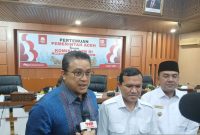 Wakil Ketua Komisi II DPR RI Dede Yusuf bersama Wakil Gubernur Aceh Fadhlullah saat memberikan keterangan kepada wartawan terkait perpanjangan dana otsus Otsus Aceh, di Banda Aceh, Jumat (25/7)