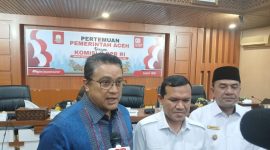 Wakil Ketua Komisi II DPR RI Dede Yusuf bersama Wakil Gubernur Aceh Fadhlullah saat memberikan keterangan kepada wartawan terkait perpanjangan dana otsus Otsus Aceh, di Banda Aceh, Jumat (25/7)