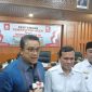 Wakil Ketua Komisi II DPR RI Dede Yusuf bersama Wakil Gubernur Aceh Fadhlullah saat memberikan keterangan kepada wartawan terkait perpanjangan dana otsus Otsus Aceh, di Banda Aceh, Jumat (25/7)