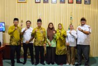 Fira Syahqila (tengah) diapit oleh Kepala dan guru-guru MAN 2 Deli Serdang.