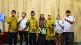 Fira Syahqila (tengah) diapit oleh Kepala dan guru-guru MAN 2 Deli Serdang.