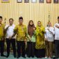 Fira Syahqila (tengah) diapit oleh Kepala dan guru-guru MAN 2 Deli Serdang.