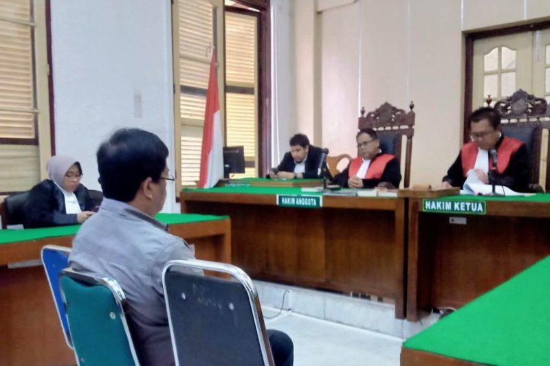 Eks anggota DPRD Sumut, Jubel Tambunan terdakwa kasus korupsi saat menjalani sidang putusan di pengadilan Tipikor Medan